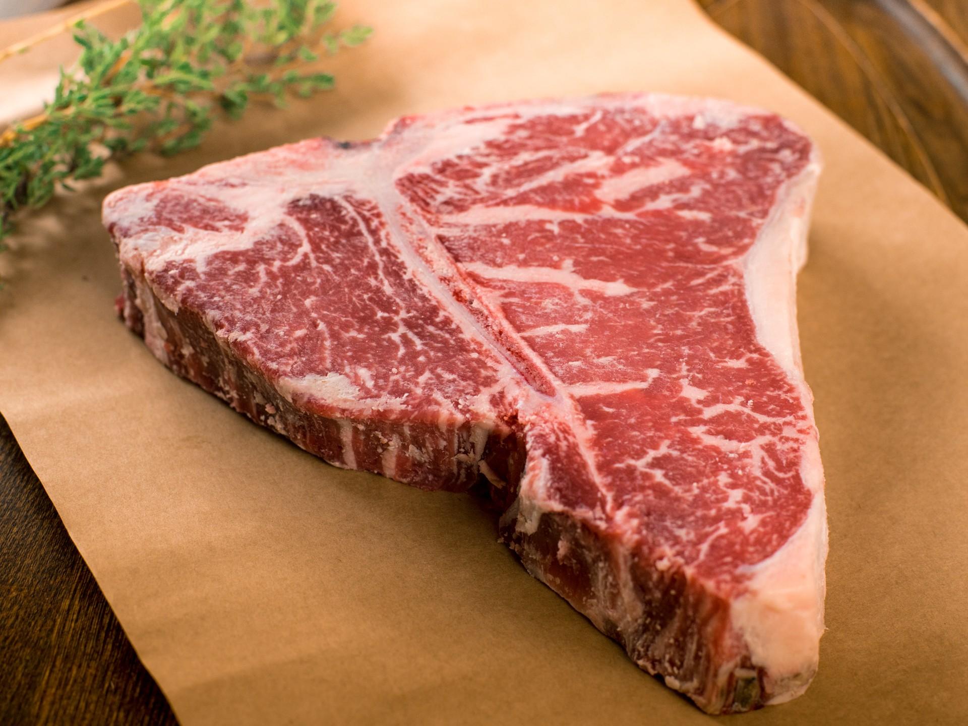 Thịt sườn bò chữ T (T-bone) -  Thưởng thức 2 phần thịt thăn trên một miếng steak